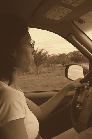 Mildred viaja y conduce. By Pedro C. La misma gente, el mismo sol: http://www.confidencial.com.ni/articulo/2795/la-misma-gente-el-mismo-sol