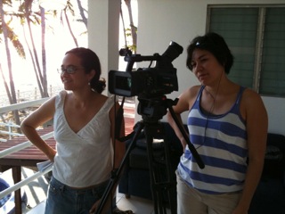 Gloria Carrión Fonseca y Natalia Hernández, durante la filmación.