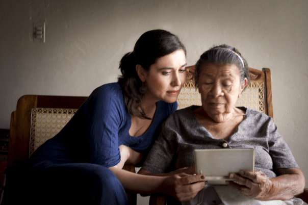 Iara Vega-Linhares y doña Antonia Mercado.