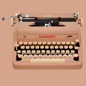La máquina de escribir  Royal Quiet DeLuxe fue una de las mejores de su era, y rápidamente fue conocida como la máquina de los y las escritoras. Por ejemplo, Ernest Hemingway la prefería.