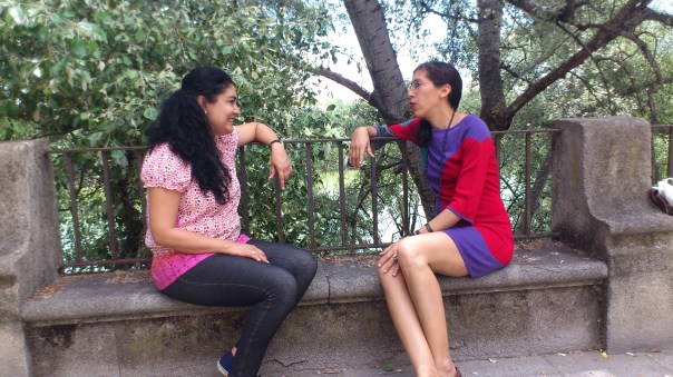 Aquí, con Ligia Gómez, mientras me contaba su tesis dotoral sobre "determinantes de la pobreza en Nicaragua", sentadas en un banco a la orilla del río Guadalquivir a su paso por Córdoba. El mejor lugar para que te cuenten una tesis doctoral. Photo by Pedro C.