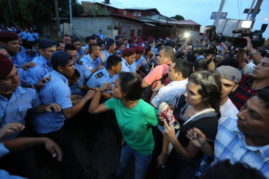 Jóvenes nicaragüenses, le piden a los policías que dejen pasar el agua a los viejitos y las viejitas que estaban en protesta. Esa noche se llevaron presos a 6 jóvenes y después reprimieron de madrugada a todos los demás. Photo by Diana Ulluoa.