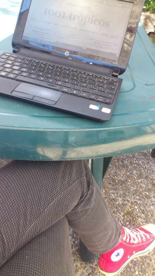 Esta es una posición (de muchas) para bloguea: una mesa, un ordenador (ahora lo podés hacer también desde tu teléfono), al aire libre... (los zapatos pueden variar). Photo by MLargaespada.