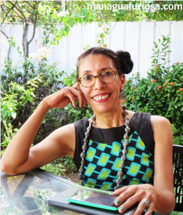 En cada una de las cuentas de mi largo collar están todas y todos los lectores del blog. Con esta foto ilustran la nota en ManaguaFuriosa.com. Mildred Largaespada by Roberto Guillén.