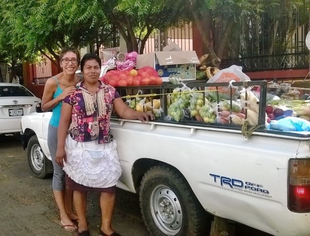 Aquí compartiendo foto con Julia Gaitán (Nicaragua, 1968). Ella es pequeña empresaria, vende verduras frescas.