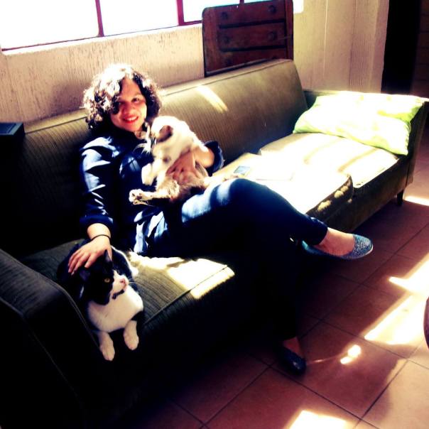 La poeta Elena Salamanca en su casa de México, con sus gatos.