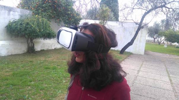 mildred-largaespada-experimentando-con-gafas-virtuales