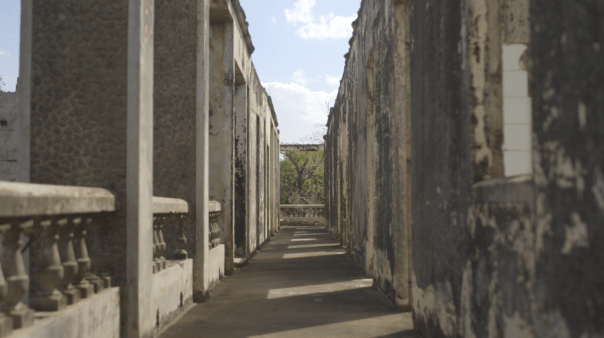 Heredera del viento. Film by Gloria Carrión. Pasillo