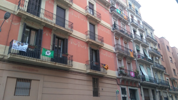 Balcones con banderas políticas, Barcelona, 19 de diciembre.