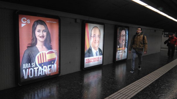 Carteles de candidatos políticos en el metro de Barcelona. 20 diciembre.